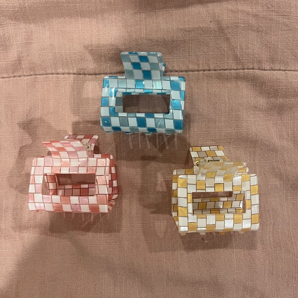 Small checkered clips